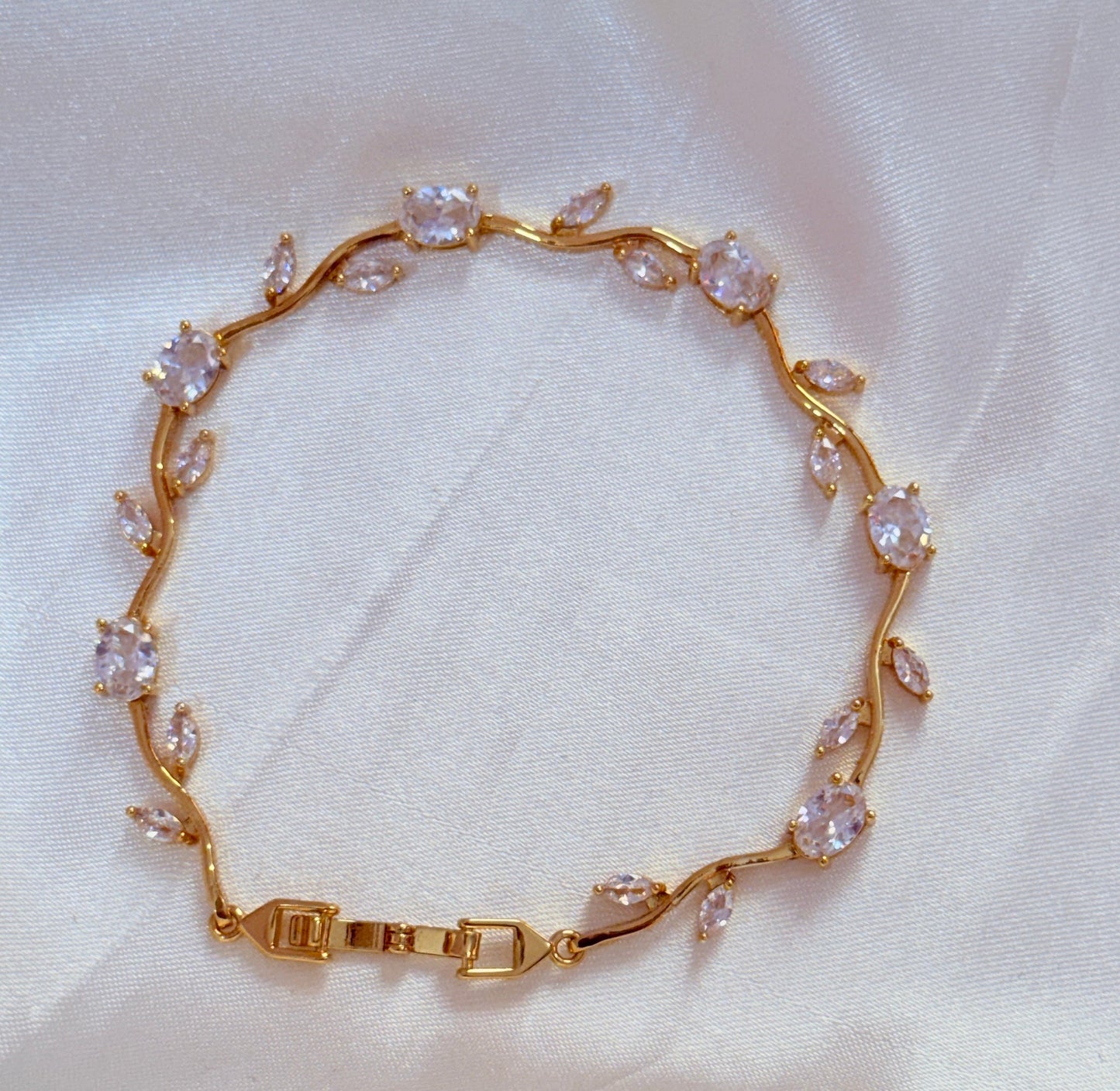 Snow White tulip bracelet