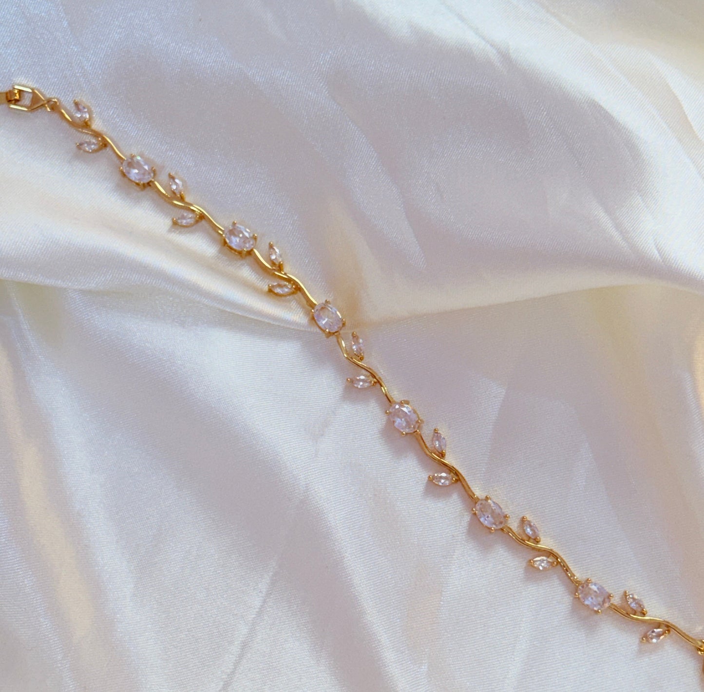 Snow White tulip bracelet
