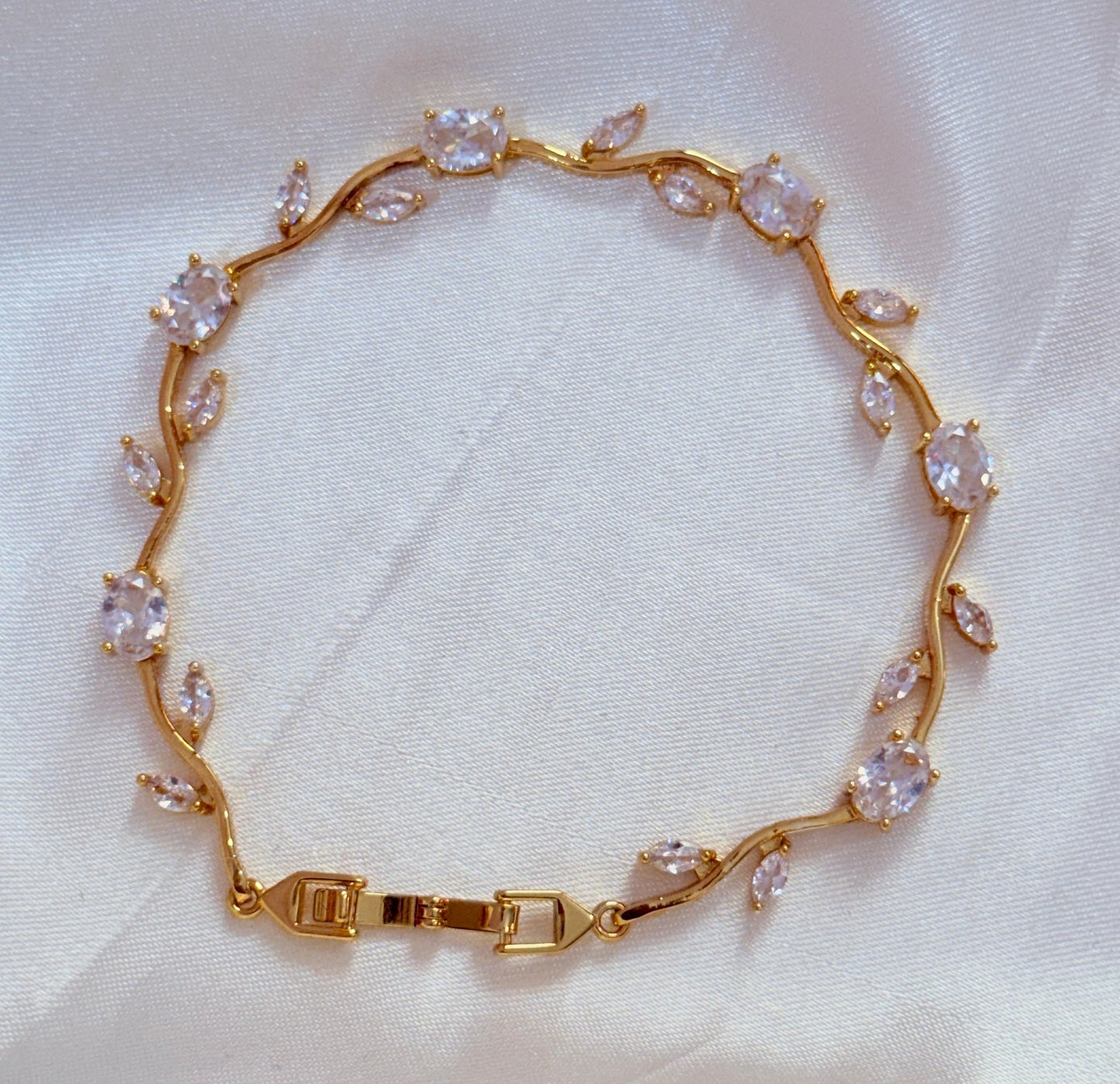 Snow White tulip bracelet