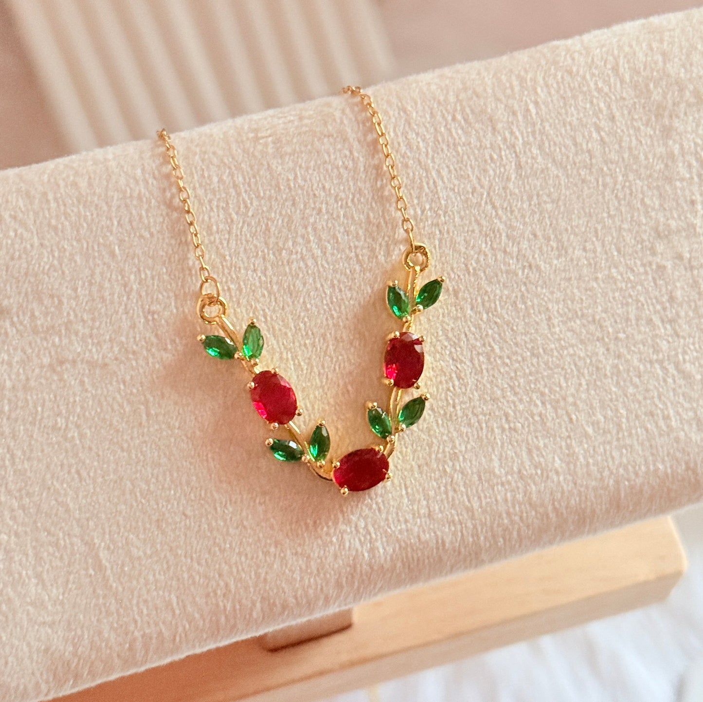 Red green tulip necklace